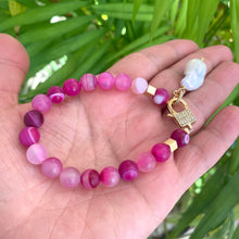 Lade das Bild in den Galerie-Viewer, Green or Hot Pink Mat Sardonyx Beads Bracelet with Baroque Pearl Charm Pendant, Gold Plated Details, 7&quot;or7.5&quot;inches
