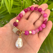 Cargar imagen en el visor de la galería, Green or Hot Pink Mat Sardonyx Beads Bracelet with Baroque Pearl Charm Pendant, Gold Plated Details, 7&quot;or7.5&quot;inches
