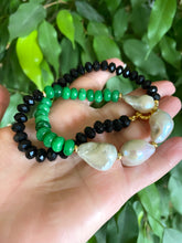 Charger l&#39;image dans la galerie, Short green jade black tourmaline pearl necklace with baroque pearls and gold clasp, handmade in Canada.
