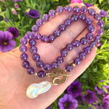 Lade das Bild in den Galerie-Viewer, Bronze toggle clasp with Amethyst beads and baroque pearl
