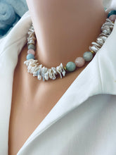 Charger l&#39;image dans la galerie, Aquamarine Morganite Necklace – close side view on mannequin
