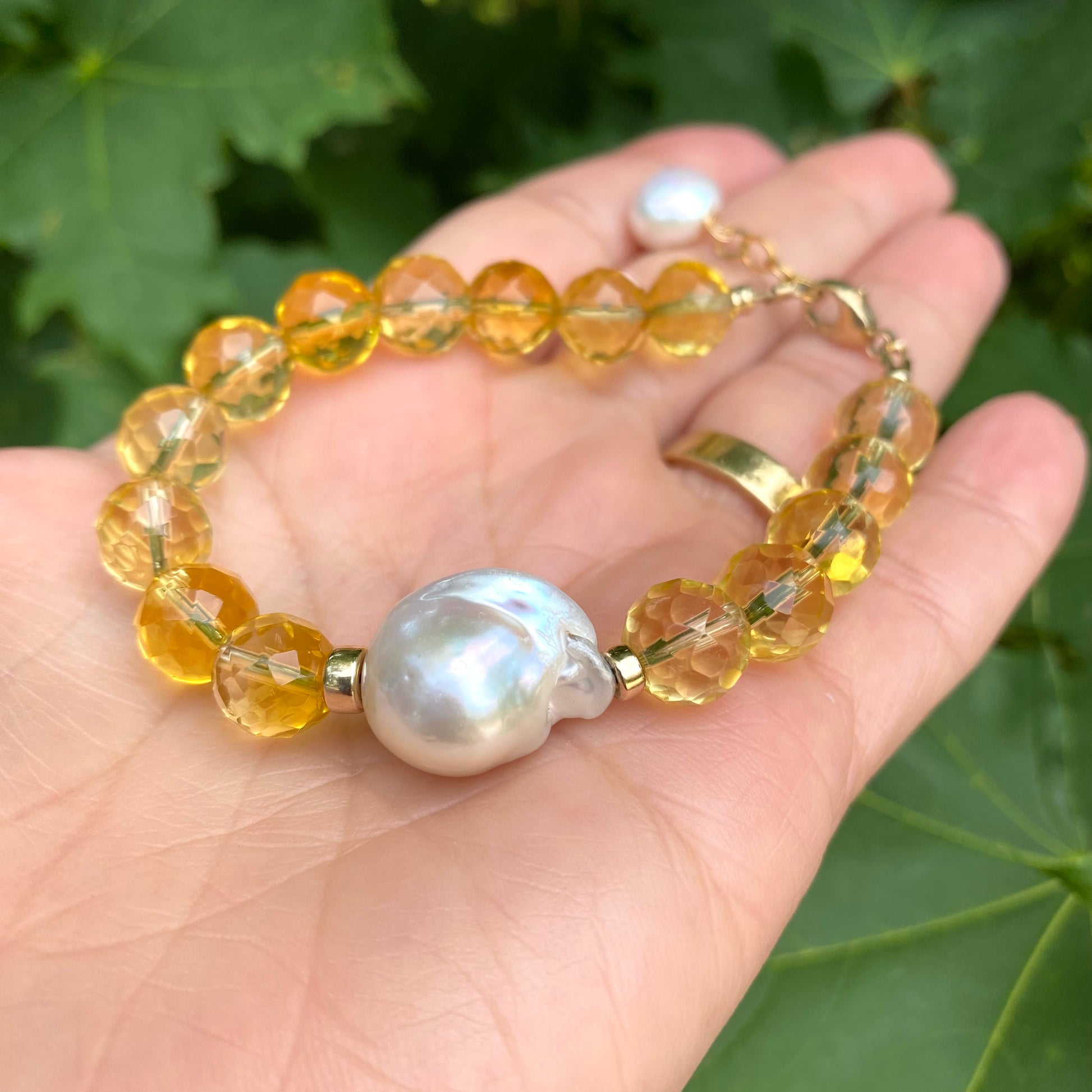Citrine pearl bracelet with Baroque pearls, featuring faceted citrine beads and a large luminous pearl.