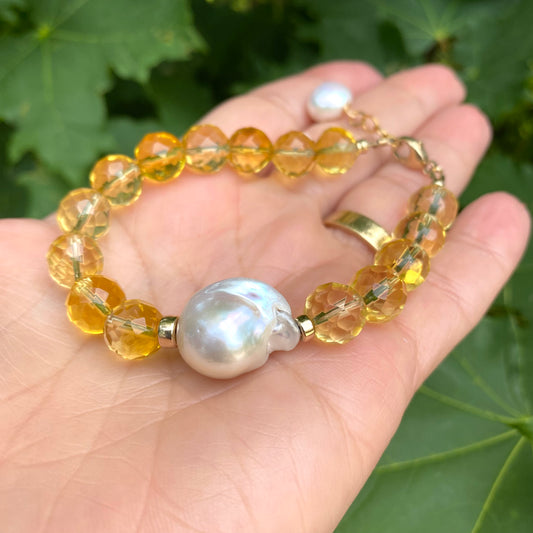 Citrine pearl bracelet with Baroque pearls, featuring faceted citrine beads and a large luminous pearl.
