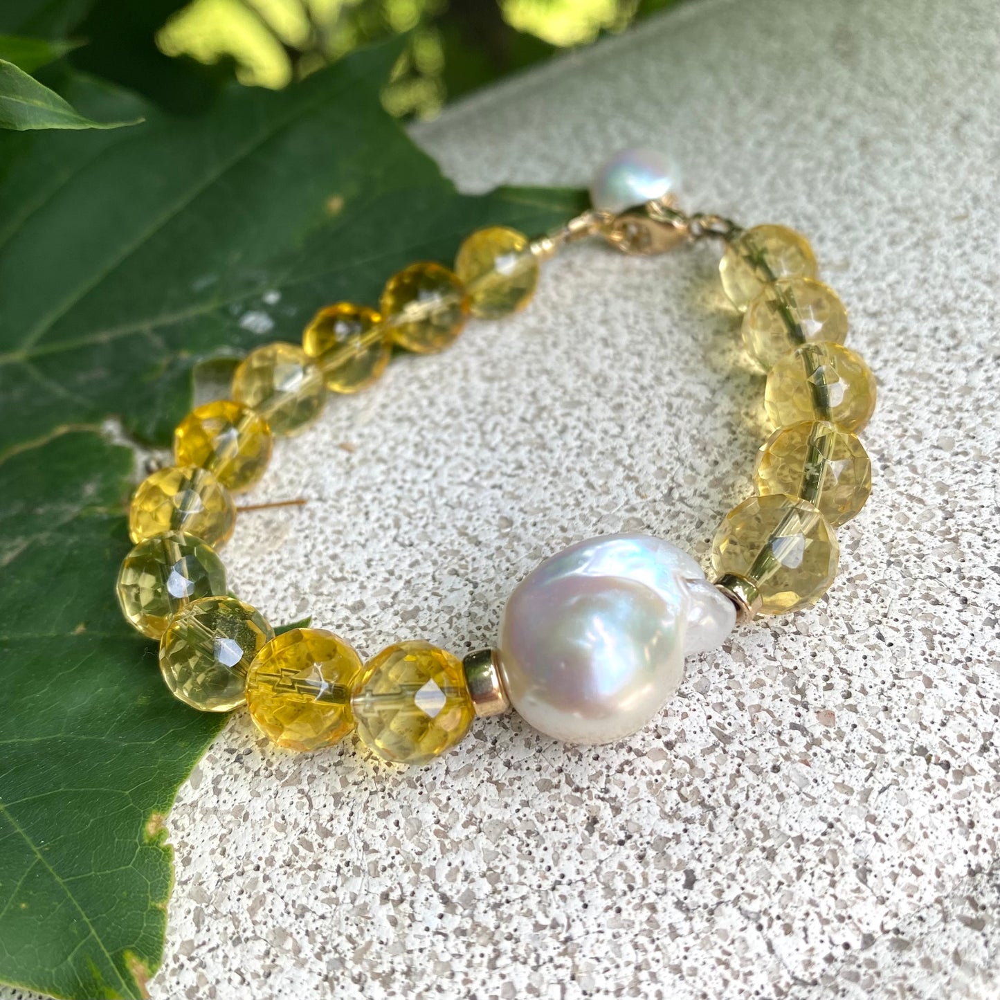 Citrine pearl bracelet featuring luminous citrine beads and a stunning baroque pearl centerpiece.