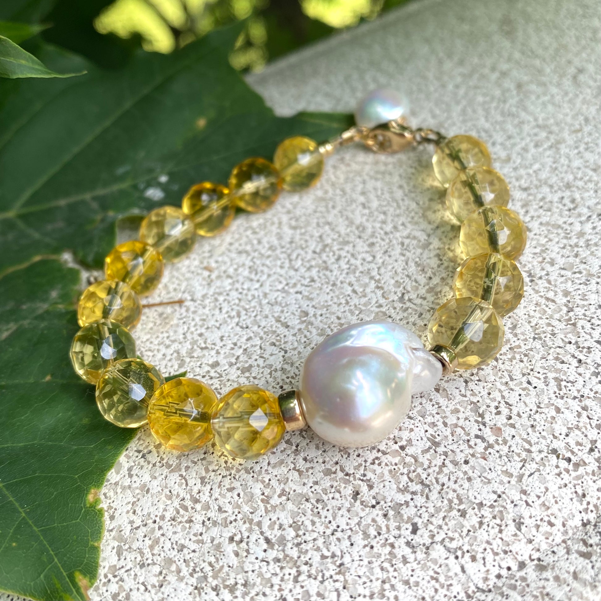 Citrine pearl bracelet featuring luminous citrine beads and a stunning baroque pearl centerpiece.