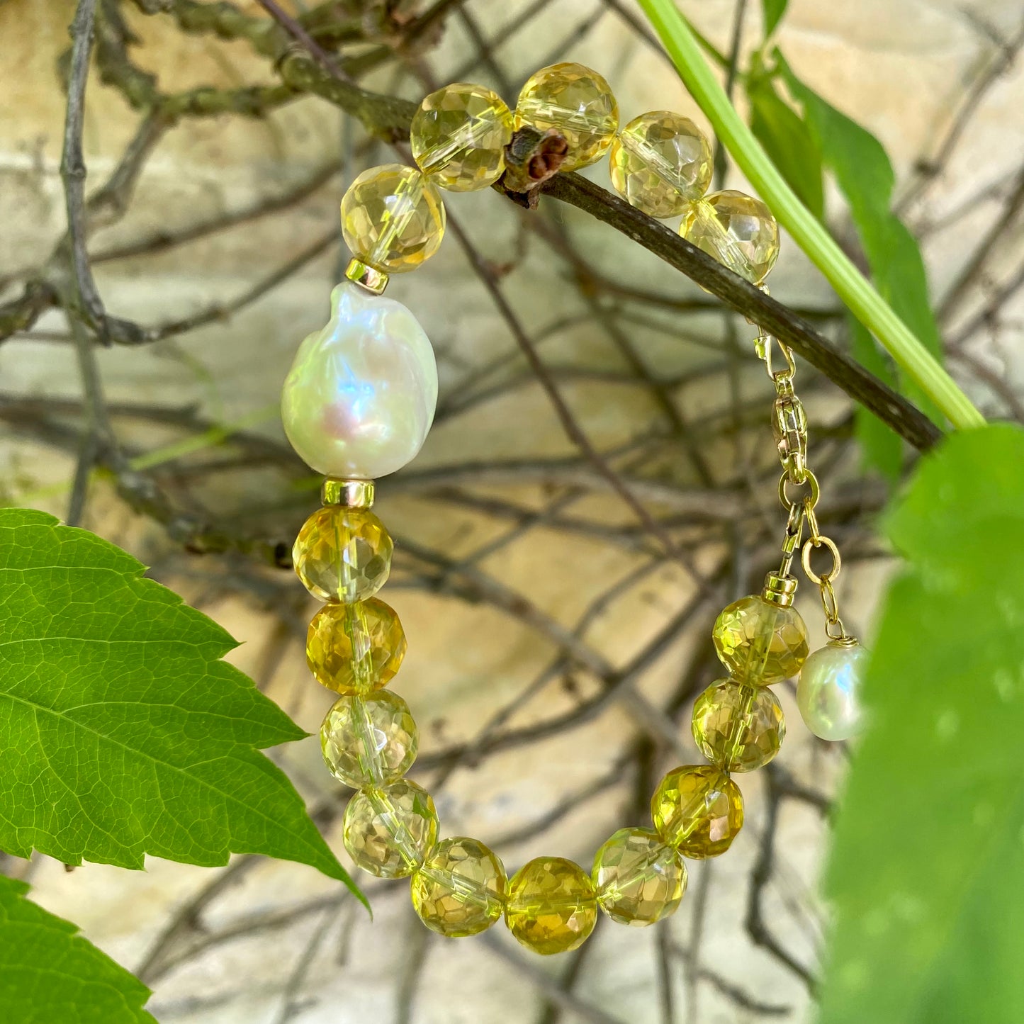 Citrine pearl bracelet with baroque pearls featuring AAA-quality citrine and luminous baroque pearl centerpiece.