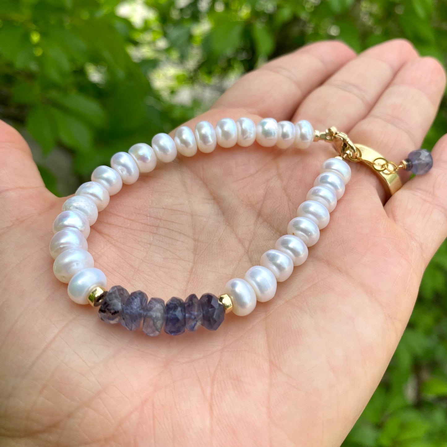 Iolite pearl bracelet featuring blue iolite and white pearls, elegantly handcrafted for timeless beauty.