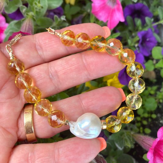 Citrine pearl bracelet showcasing luminous citrine beads and a baroque pearl, perfect for elegant jewelry lovers.