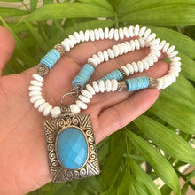 Cargar imagen en el visor de la galería, Vintage Turquoise Pendant with Tridacna Shell Beads Necklace, 17.5&quot;inches
