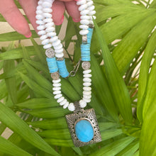 Cargar imagen en el visor de la galería, Vintage Turquoise Pendant with Tridacna Shell Beads Necklace, 17.5&quot;inches
