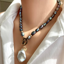 Cargar imagen en el visor de la galería, Black Pearl Toggle Necklace w White Baroque Pearl Pendant &amp; Heart Charm, Gold Bronze, 18&quot;in
