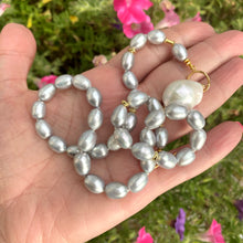 Carica l&#39;immagine nel visualizzatore di Gallery, Grey Pearl Toggle Necklace with White Baroque Pearl Pendant, Gold Vermeil Silver Plated Details, 18&quot;inches
