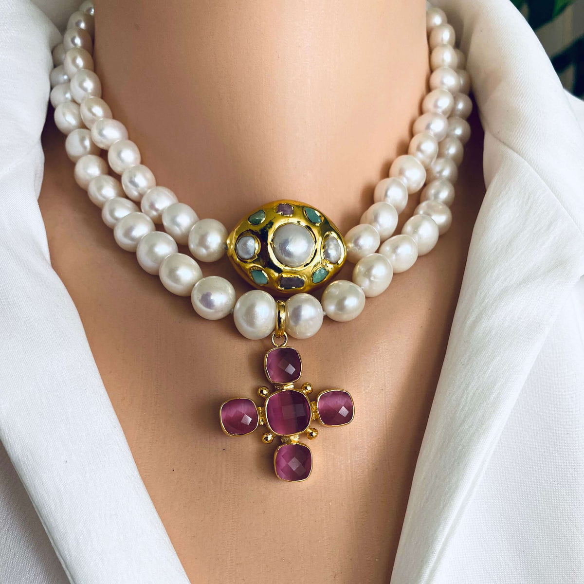 White pearl necklace with gold accent featuring freshwater pearls and a decorative focal point.
