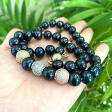 Cargar imagen en el visor de la galería, Navy Blue Pearl Necklace &amp; Zircons Pave Rose Gold Details, 18&quot; – Handmade in Canada
