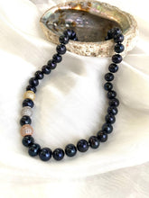 Cargar imagen en el visor de la galería, Navy Blue Pearl Necklace &amp; Zircons Pave Rose Gold Details, 18&quot; – Handmade in Canada
