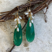 Carica l&#39;immagine nel visualizzatore di Gallery, Emerald Green Chalcedony Cluster Earrings w Freshwater Pearls &amp; Gold Filled
