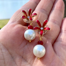 Carica l&#39;immagine nel visualizzatore di Gallery, Edison white pearl and red coral drop earrings featuring red enamel and gold-plated flower studs. These elegant dangle earrings make a beautiful bridesmaid gift or a special present for her.
