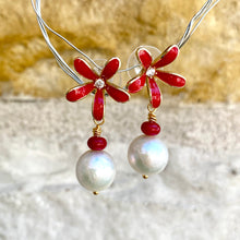 Carica l&#39;immagine nel visualizzatore di Gallery, Edison white pearl and red coral drop earrings featuring red enamel and gold-plated flower studs. These elegant dangle earrings make a beautiful bridesmaid gift or a special present for her.
