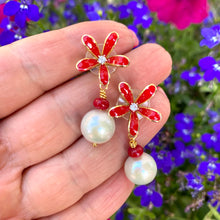 Cargar imagen en el visor de la galería, Edison White Pearls &amp; Coral Drop Earrings, Red Enamel &amp; Gold Plated Flower Studs
