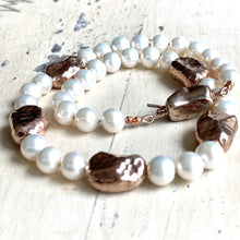 Carica l&#39;immagine nel visualizzatore di Gallery, White Pearl Necklace and Vermeil Rose Gold Plated Silver Details, 17&quot;in
