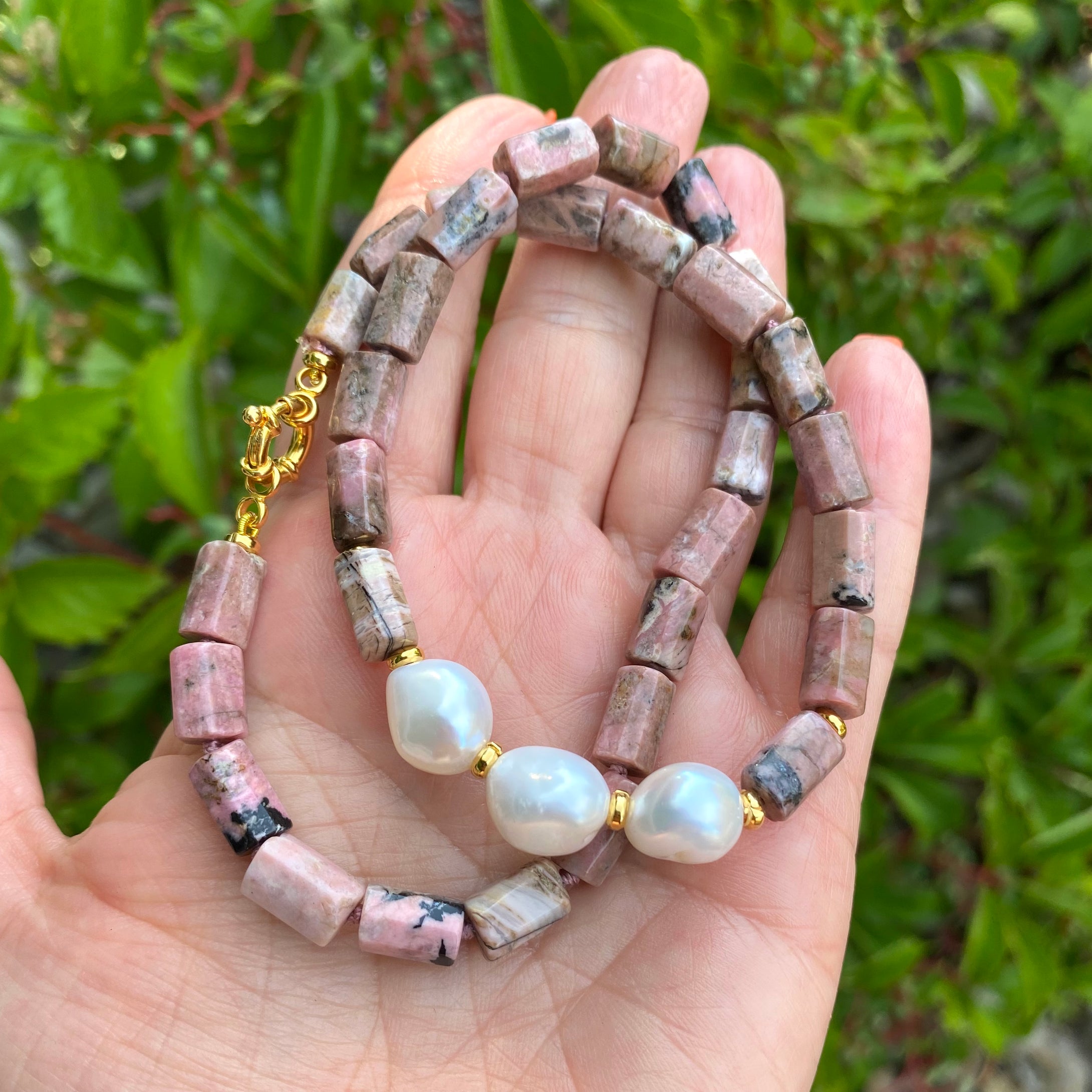 Collier tube en rhodonite avec vermeil doré et perles d'eau douce, 43 cm