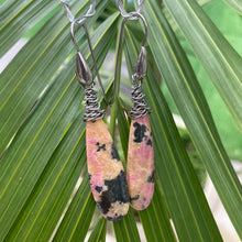 Carica l&#39;immagine nel visualizzatore di Gallery, Teardrop Rhodonite Earrings, Black Rhodium
