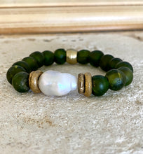 Lade das Bild in den Galerie-Viewer, Chunky Baroque Pearl &amp; Olive Green African Tribal Recycled Glass Stretch Bracelet
