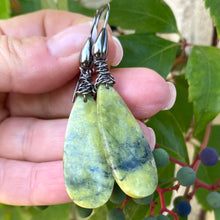 Carica l&#39;immagine nel visualizzatore di Gallery, Teardrop Green Serpentine Earrings, Black Rhodium
