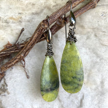 Carica l&#39;immagine nel visualizzatore di Gallery, Teardrop Green Serpentine Earrings, Black Rhodium
