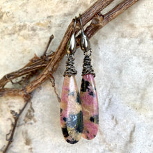 Carica l&#39;immagine nel visualizzatore di Gallery, Teardrop Rhodonite Earrings, Black Rhodium
