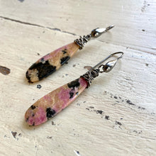 Carica l&#39;immagine nel visualizzatore di Gallery, Teardrop Rhodonite Earrings, Black Rhodium
