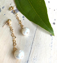 Lade das Bild in den Galerie-Viewer, Pearls on Heart Chain Drop Earrings, Gold Filled
