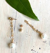 Lade das Bild in den Galerie-Viewer, Pearls on Heart Chain Drop Earrings, Gold Filled
