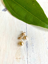 Lade das Bild in den Galerie-Viewer, Pearls on Heart Chain Drop Earrings, Gold Filled
