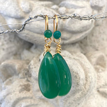 Charger l&#39;image dans la galerie, Emerald Green Onyx Teardrop Earrings, Gold Vermeil
