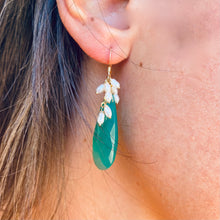 Charger l&#39;image dans la galerie, Emerald Green Chalcedony Cluster Earrings w Freshwater Pearls &amp; Gold Filled
