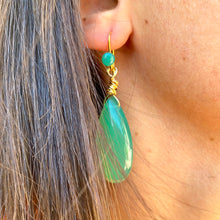 Cargar imagen en el visor de la galería, Emerald Green Onyx Teardrop Earrings, Gold Vermeil
