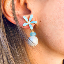 Cargar imagen en el visor de la galería, Edison White Pearls &amp; Aquamarine Drop Earrings, Blue Enamel and Gold Plated Flower Studs
