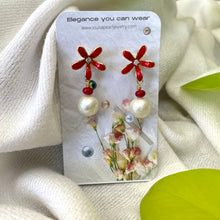 Carica l&#39;immagine nel visualizzatore di Gallery, Edison white pearl and red coral drop earrings featuring red enamel and gold-plated flower studs. These elegant dangle earrings make a beautiful bridesmaid gift or a special present for her.
