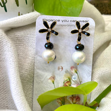Carica l&#39;immagine nel visualizzatore di Gallery, Edison White Pearls &amp; Black Spinel Earrings
