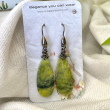Carica l&#39;immagine nel visualizzatore di Gallery, Teardrop Green Serpentine Earrings, Black Rhodium

