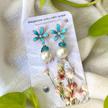 Cargar imagen en el visor de la galería, Edison White Pearls &amp; Aquamarine Drop Earrings, Blue Enamel and Gold Plated Flower Studs
