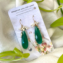 Charger l&#39;image dans la galerie, Emerald Green Chalcedony Cluster Earrings w Freshwater Pearls &amp; Gold Filled

