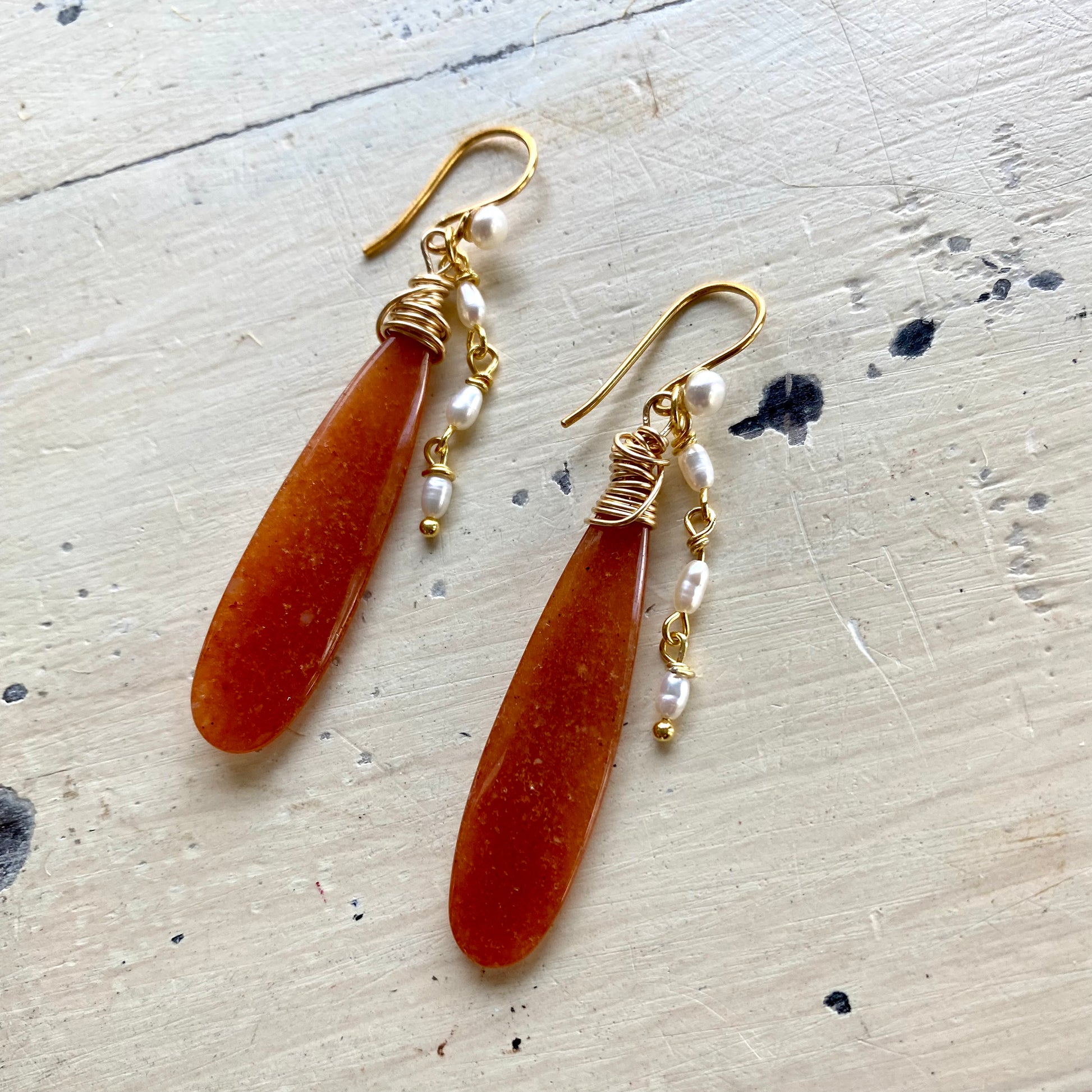 Red Aventurine Pearl Earrings – Natural gemstone dangles with orange-red tones and delicate pearls.