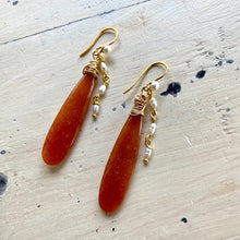 Cargar imagen en el visor de la galería, Red Aventurine and Pearl Earrings, Gold Vermeil, Artisan OOAK Jewelry
