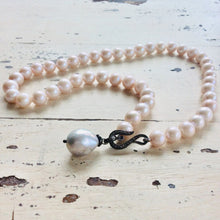 Charger l&#39;image dans la galerie, Classy Diamond Pink Pearl Necklace at $450
