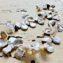 Lade das Bild in den Galerie-Viewer, Petal Pearl &amp; Champagne Diamond Pave Necklace
