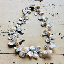 Carica l&#39;immagine nel visualizzatore di Gallery, Petal Pearl &amp; Champagne Diamond Pave Necklace
