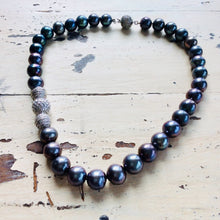 Lade das Bild in den Galerie-Viewer, Exquisite Black Pearl Necklace with Silver Details
