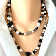 Carica l&#39;immagine nel visualizzatore di Gallery, Elegant Black Onyx w Black and White Pearls Long Necklace
